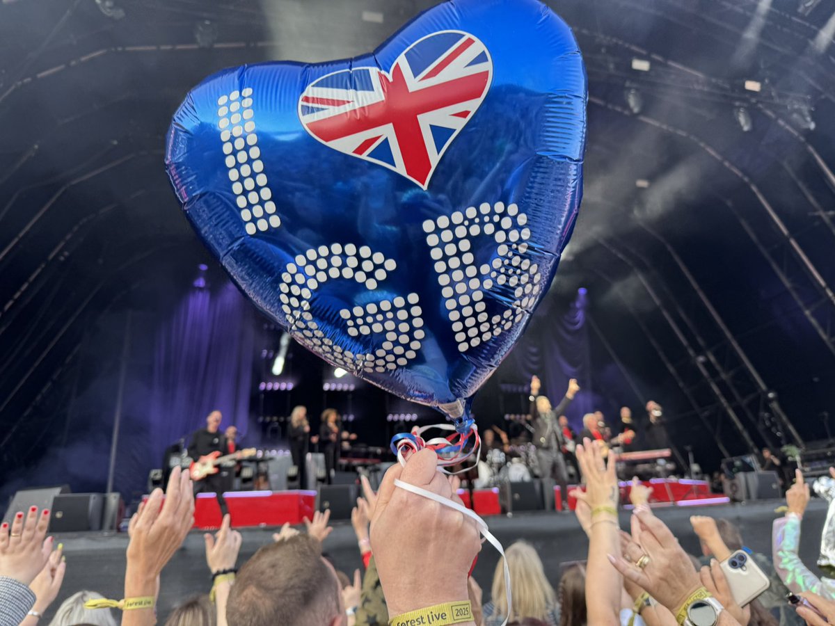 Beeken24's tweet photo. @GaryBarlow Amazing tour as ever 💜💜 https://t.co/7pbqw5CWxl
