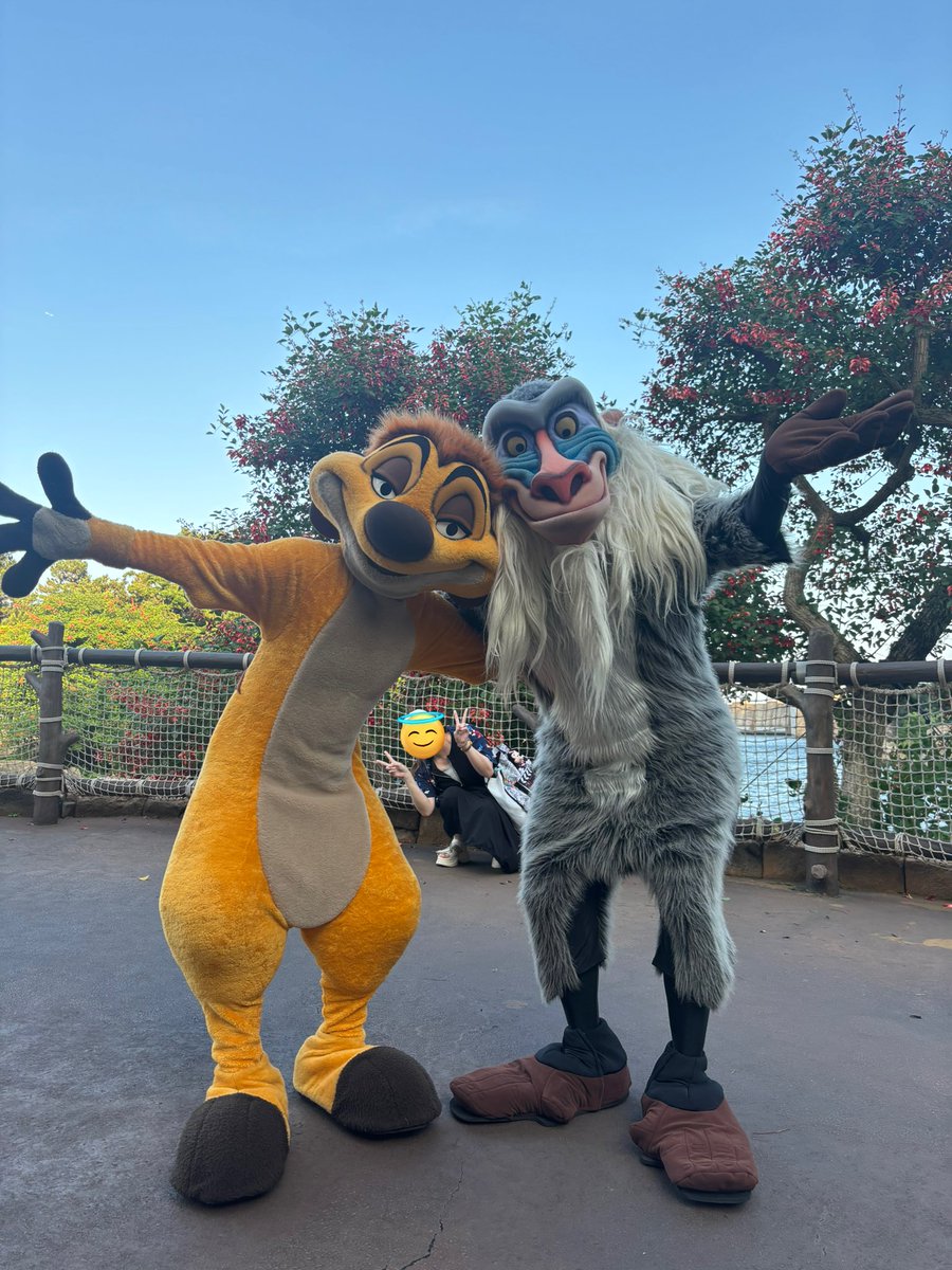 asebpuf's tweet photo. ティモンとラフィキと3ショットグリ
クセ強ッ

(全部キャストさんが撮ってくれてました) https://t.co/OjWHrbx4jv