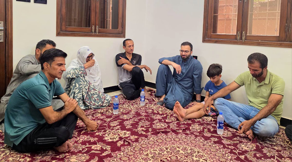 پاکستان پیپلز پارٹی کے چیئرمین بلاول بھٹو زرداری کے پرسنل سیکریٹری جنید سلیم جیڈی نے لیاری کے سرگرم جیالے علی نواز بلوچ کے انتقال پر انکی رہائشگاہ پہنچے اور ان کی فیملی سے اظہار تعزیت و فاتحہ خوانی کی. انکے ہمراہ وقاص شوکت بھی تھے. <a href="/JunaidSaleemJD/">Junaid Saleem Jadi</a> <a href="/WaqasShoukat_/">mwaqasshoukat</a>