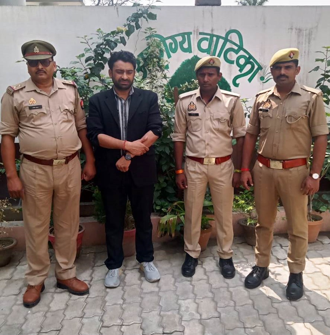 sachNO123's tweet photo. @AshvaniVaishna4 @CPRONCR @RailMinIndia @RailwaySeva @RPF_INDIA @rpfncr @GMNCR1
अपराधी चाचा भतीजा का इकबाल देखिए। फर्जी यूट्यूब के दम पर चैलेंज के साथ यहाँ की महफ़िल का रंग बदल डाला। RPF ऐसा दहशत में आई कि इनकी खिदमत का कोई मौका नहीं छोड़ रही।NCR में CNB, GOY पर अपराधियों का राज। https://t.co/qdRJLfS7h8