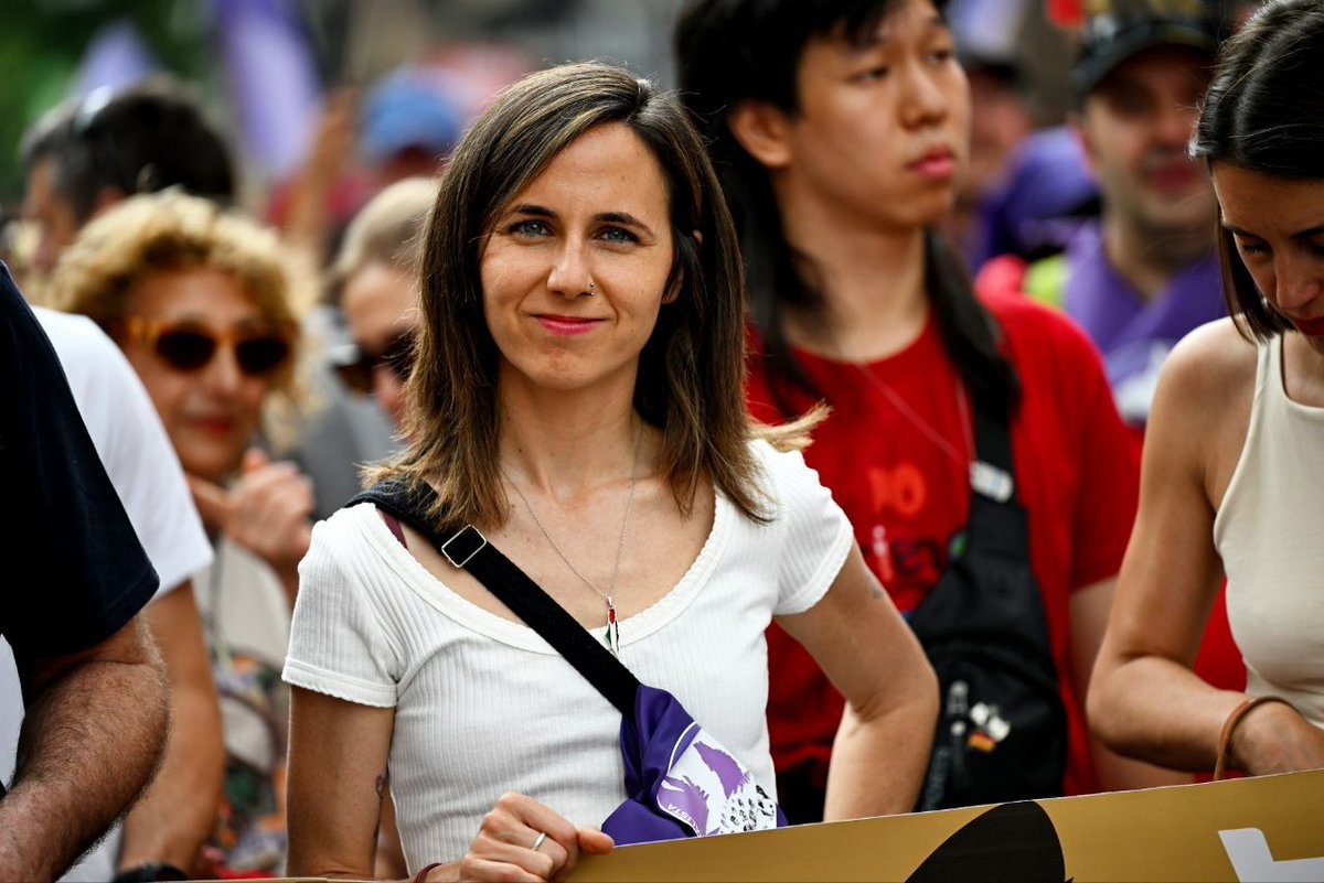 Hoy en las calles defendiendo al lobo de la desprotección a la que se está viendo sometido por parte de las derechas. Y también denunciamos la pasividad de un Gobierno que lo está permitiendo. Queremos un lobo ibérico vivo y protegido.