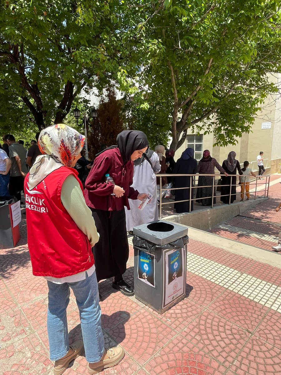 Genç Dönüşüm Projesi kapsamında gönüllü gençlerimizle YKS sonrasında köy okullarımız için kalem setlerini topladık. 💚♻️
#GençDönüşüm
#YKS2025