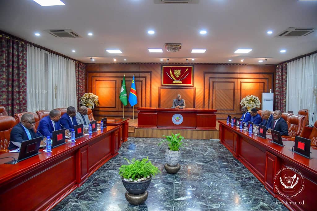 RDC: Après trois mois de consultations au pays et à l’étranger, les chefs religieux des Églises Catholique et Protestante ont rencontré, ce samedi à la Cité de l’O.U.A, le Président de la République Félix Tshisekedi pour lui présenter, en primeur, les résultats de leur travail.