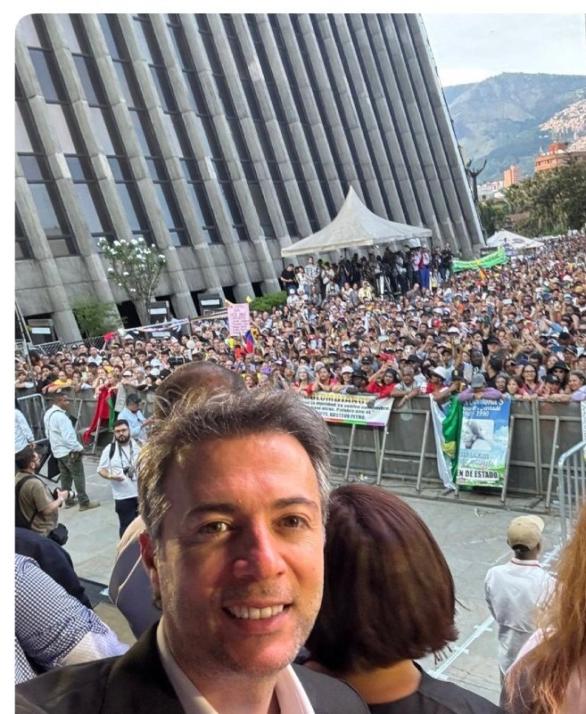 Thot202's tweet photo. El bandido imputado en su salsa con los de la "terraza" y la "oficina"?
Dudas de que existiera un patrón común que subió a Petro y a Quintero al poder? Acaso fue una alianza y estrategia premeditada? https://t.co/uhTXcyZqFT