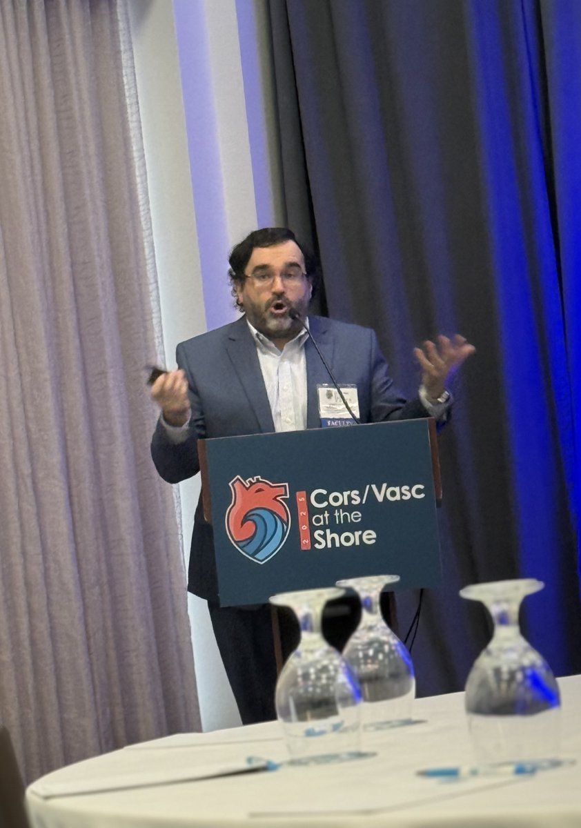 CorsAtTheShore's tweet image. Cardiac Imager extraordinaire @KKoulogiannis closes out the 1st session of  #StructuralHeart at #Cors2025 and discussing the ever hot topic of #AI and predictive software modeling. #DASI. Amazing potential and technological advancements with sig challenges ahead. @AtlanticHealth
