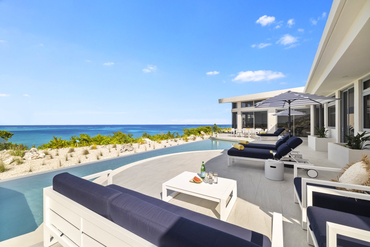 Imagine waking up every day to panoramic sunrise views from your infinity pool on Blue Mountain 🌅 

Follow us today reach out to explore.