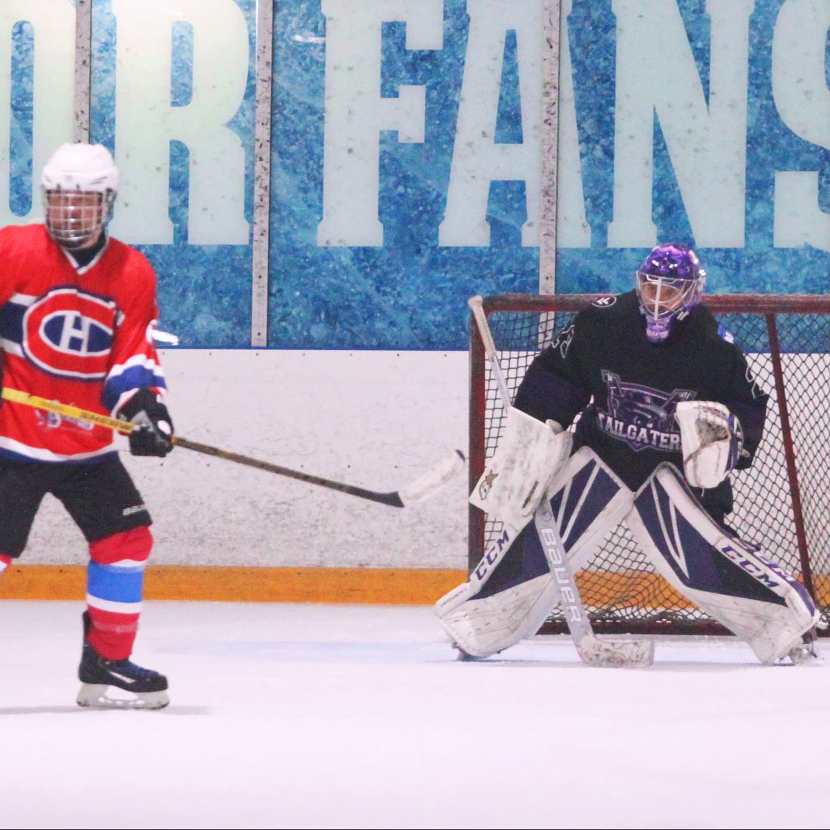 PalmateersM's tweet photo. Battling the Black Bulls in Burlington #arl hockey a couple weeks back. We came out on top 3–2 despite a short bench and hard fight from the other side. #goalielife #hockeylife #beerleague #goalie #arlburlington #ebug #tailgaters #insta360pro #livebarn https://t.co/mK7IBdwNQj