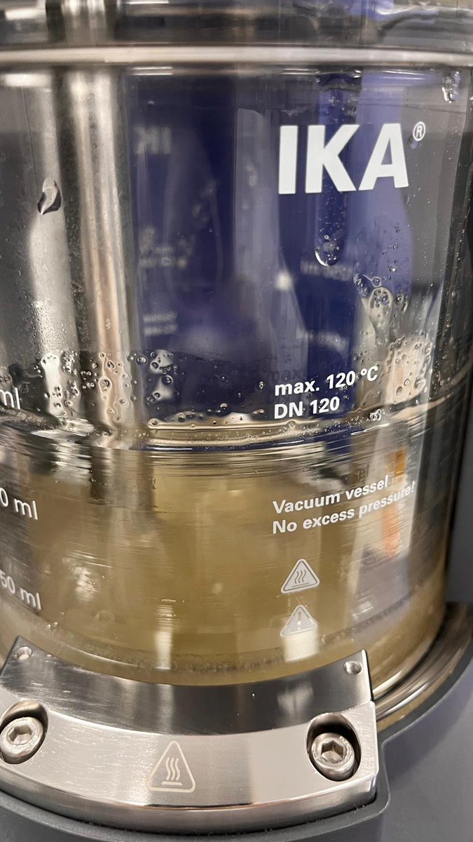 Siła skalowania produkcji wyrobów z chitozanu.
Rok temu mogliśmy wytwarzać 1,5 litra dziennie unikalnego chitozanu mikrokrystalicznego (np. do dermokosmetyków) i 1,5 litra dziennie hydrożelu chitozanowego.
Dzisiaj? Nawet do 30 litrów na dobę chitozanu mikrokrystalicznego i 30