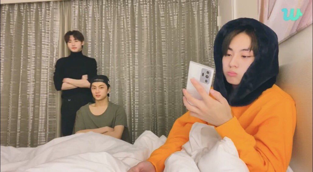 공부는 안하고 폰만 처하는 나 보는 엄빠같다