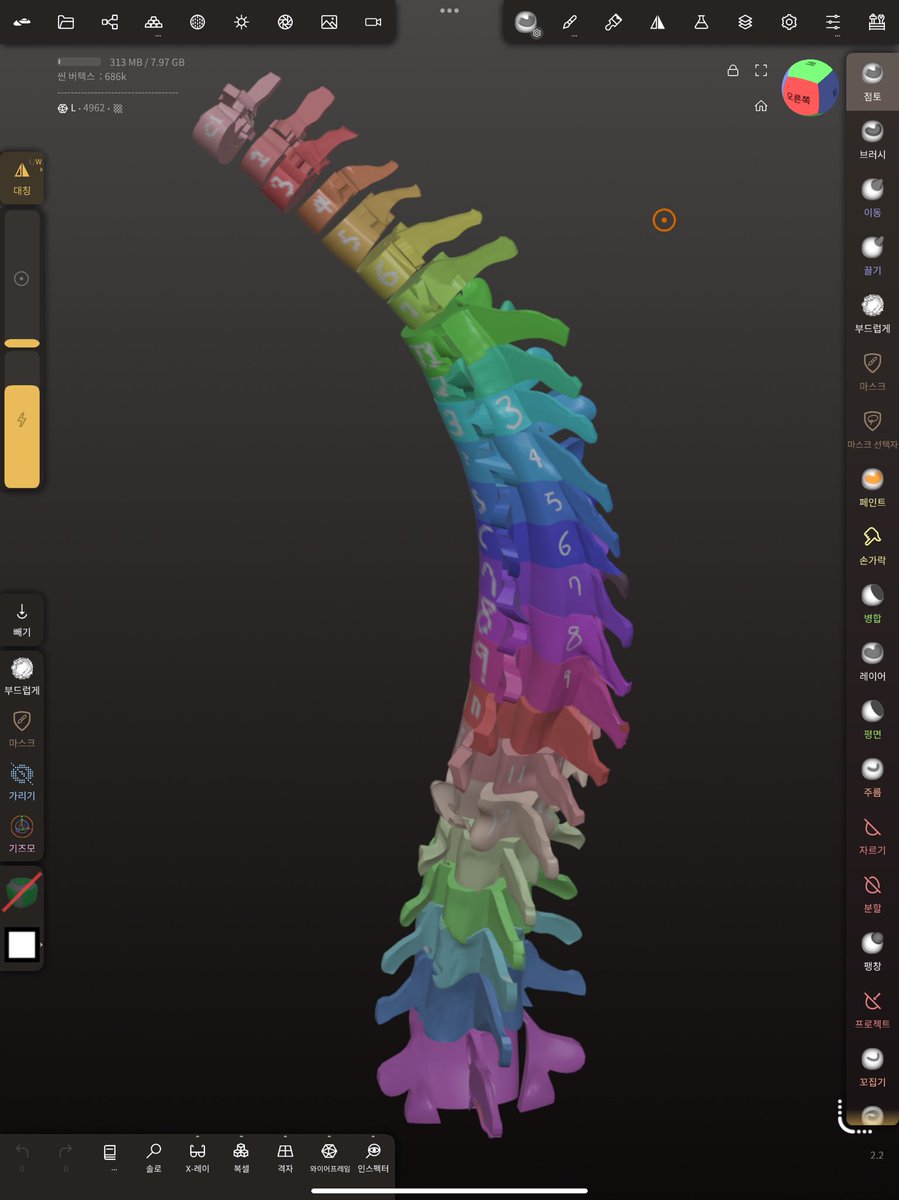 이 그림을 위해서 
척추공부
한옥공부
단청공부를해서 
척추와 한옥의 구조를 응용해 거대한 여인의 척추구조를 설계하고 뇌록, 석간주등 전통의 색으로 연화문, 곱팽이문양 등 단청의 고유한 문양들을 온전히 칠해나갈 수 있었습니다.

공부를 포함해 약 3개월 걸린것같아요