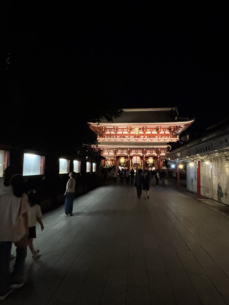 a_sha176's tweet photo. 昨日（6月21日）、久しぶりに浅草に行って来ました。
外国人の観光客が多いことはわかってましたが、ここまですごいとは😱

雷門から浅草寺まで人手が多くて15分くらいかかってしまった
お参りの後は、初めて神谷バーに行って電気ブランを堪能して来ました
その後、再び夜の浅草寺へ https://t.co/QGViv92G7W