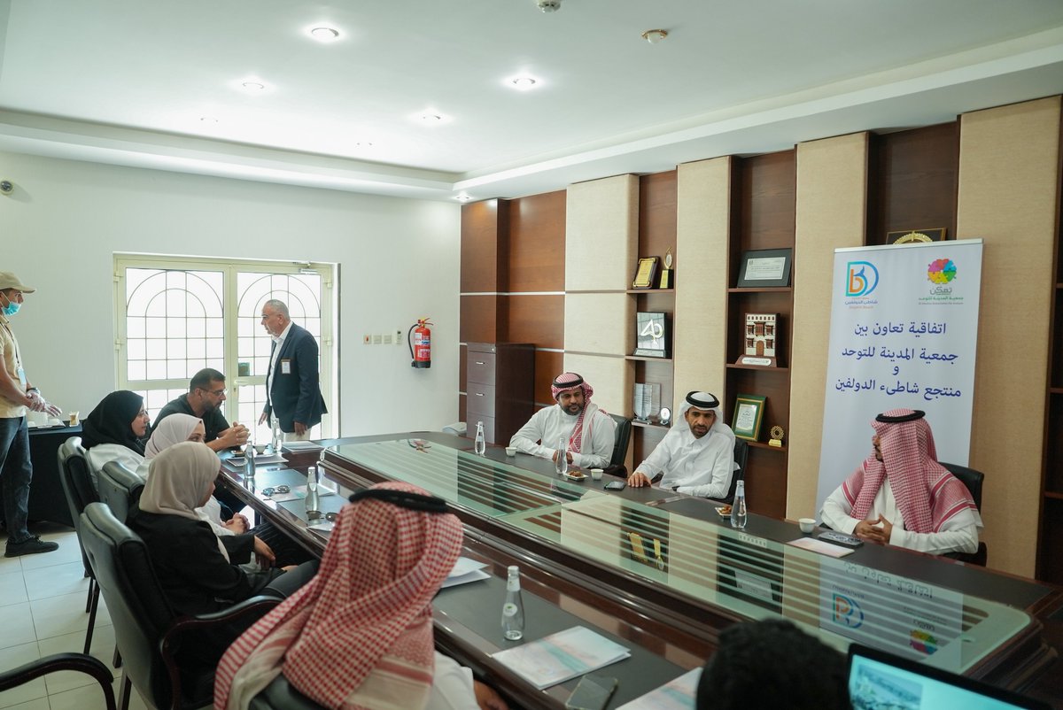tamakkon1's tweet photo. ضمن جهودها لتعزيز الشراكات المجتمعية وتوسيع نطاق الدعم المقدّم لأسر ذوي التوحد.
وقّعت جمعية تَمكُّن اتفاقية تعاون مع @Dolphin_YNB بمحافظة ينبع، مثّل الجمعية المدير التنفيذي د.عادل العوفي، ومثّل المنتجع المدير العام أ.مراد العروي.
وتهدف هذه الشراكة إلى تقديم خدمات نوعية تسهم في تمكين الأفراد ذوي التوحد وأسرهم.

#تمكن #المدينة #ينبع #شراكة_مجتمعية