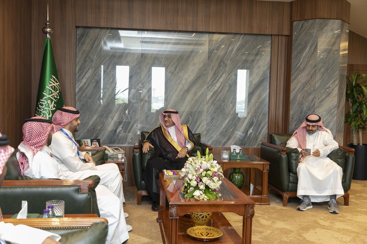 Alahsamun's tweet photo. أمين الأحساء م. عصام الملا يلتقى مدير البنك العربي بالأحساء أ. خالد بوعلي والوفد المرافق له، لبحث أوجه التعاون بين الجهتين الذي يعكس حرص الأمانة على تعزيز الشراكات مع القطاع الخاص.

@anb_bank https://t.co/MSxfoggAUc