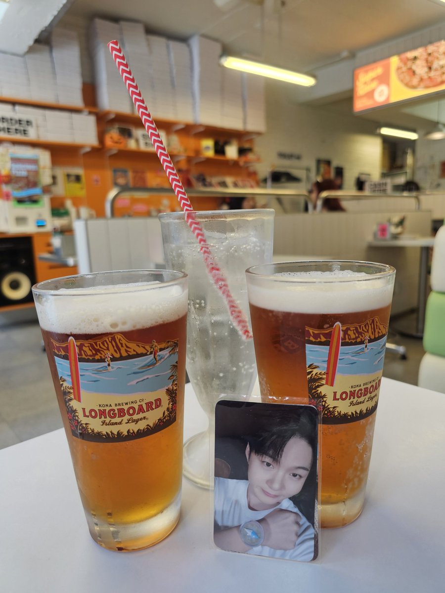 changsub_helena's tweet photo. 그녀들 덕분에 올만에
서비 수다 가득 고마옹😘

@ininsub2222
@ssosub_ 
#이창섭 #레이브피자 https://t.co/wZbDBpI1ne
