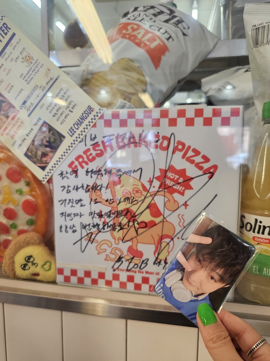 changsub_helena's tweet photo. 그녀들 덕분에 올만에
서비 수다 가득 고마옹😘

@ininsub2222
@ssosub_ 
#이창섭 #레이브피자 https://t.co/wZbDBpI1ne