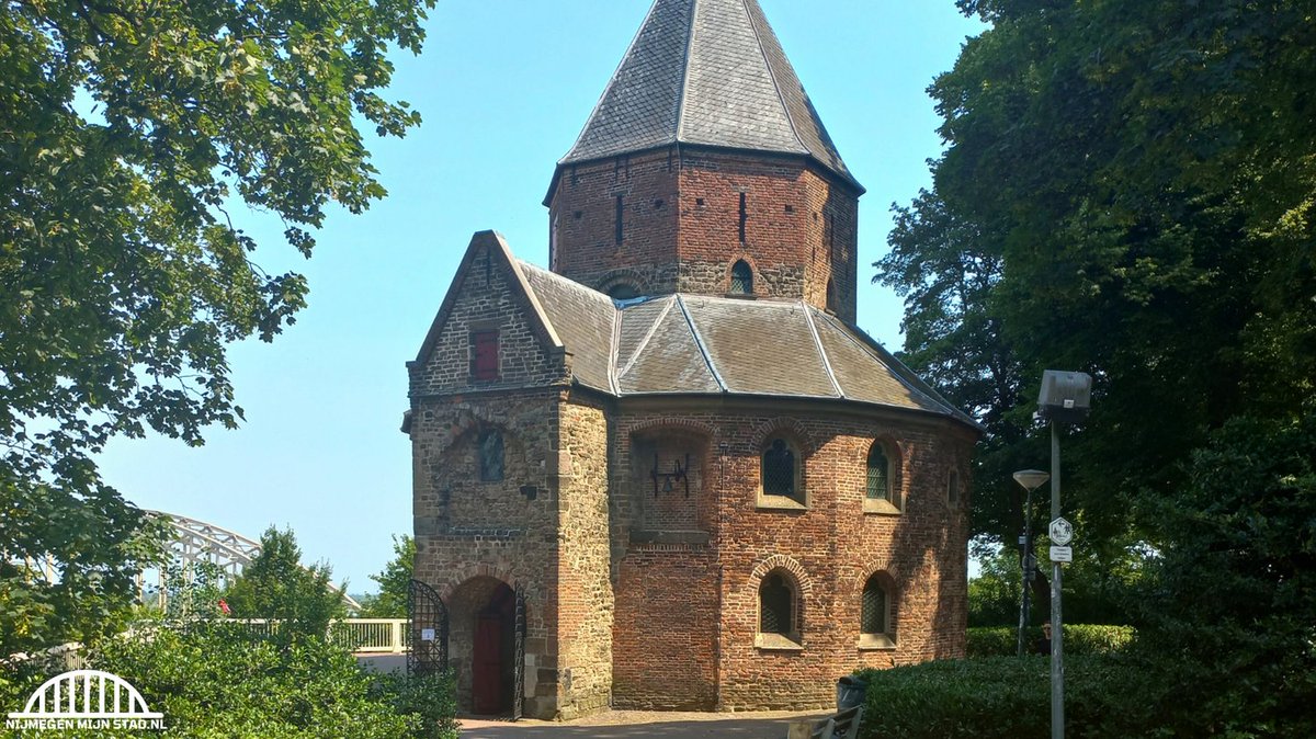 Oud en mooi de kapel en 
op de achtergrond de Waalbrug

Zo trots op mijn stad

#Nijmegen #Nijmegenmijnstad