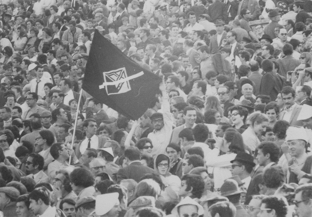 academicaoaf's tweet photo. Há 55 anos, a 22 de junho de 1969, jogava-se a Final da Taça de Portugal entre Académica e Benfica. 
Em plena crise académica, o Jamor foi palco de protesto contra a ditadura.
Perdeu-se a Taça, mas a sua atitude "acordou Portugal". Uma vitória histórica pela liberdade! https://t.co/1kXXC0gWeW