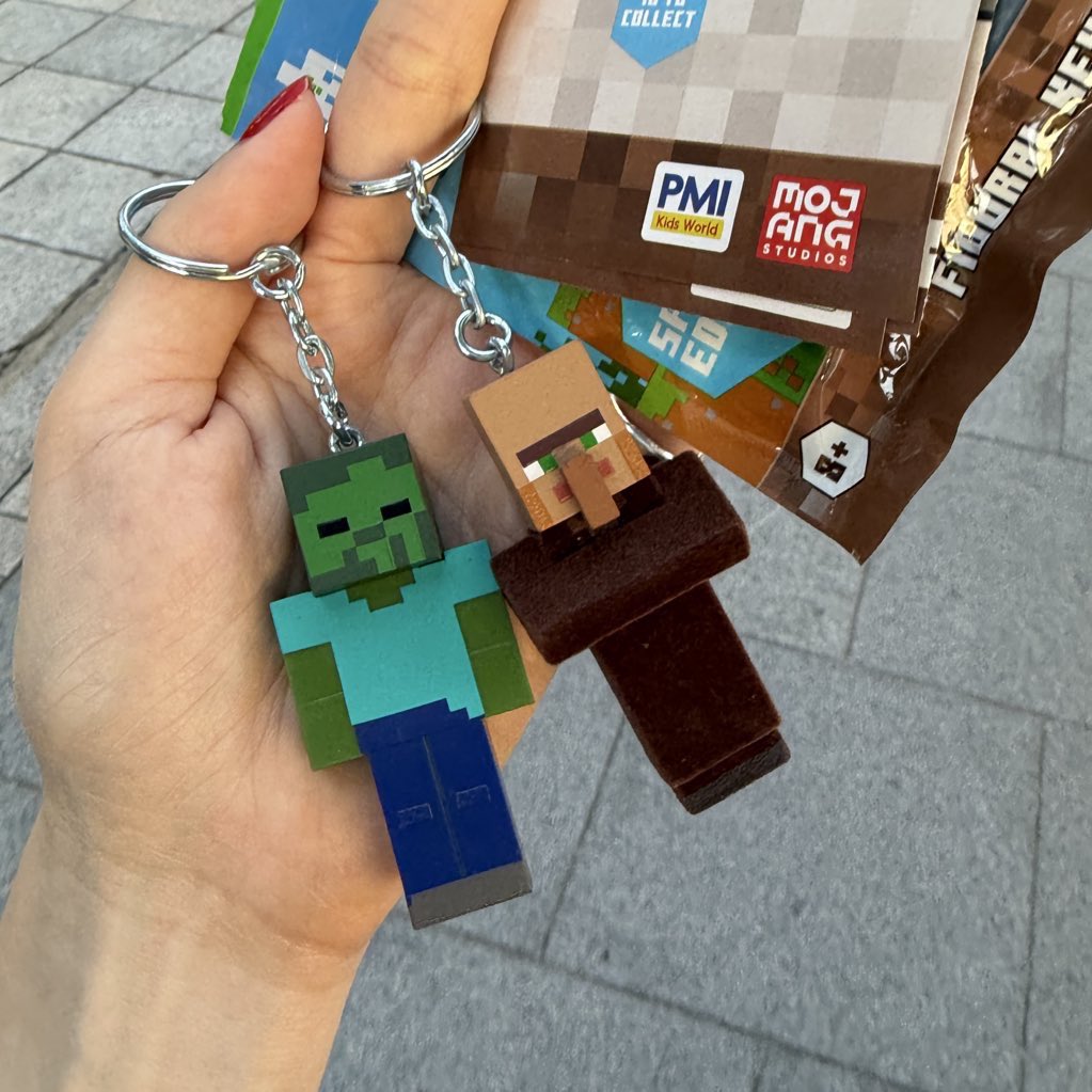 저이거드디어
마인크래프트 키체인 삿어욜😭😭💕💕
인기많은지 피규어코너 말고
계산대 앞에서 따로 팔더라구요..
아직 찾고잇는 소녀들 계산대 앞에 가보시길..
좀비 크리퍼 스켈레톤 갖고싶엇는데
1트에 성공함😁😁😁😁😁