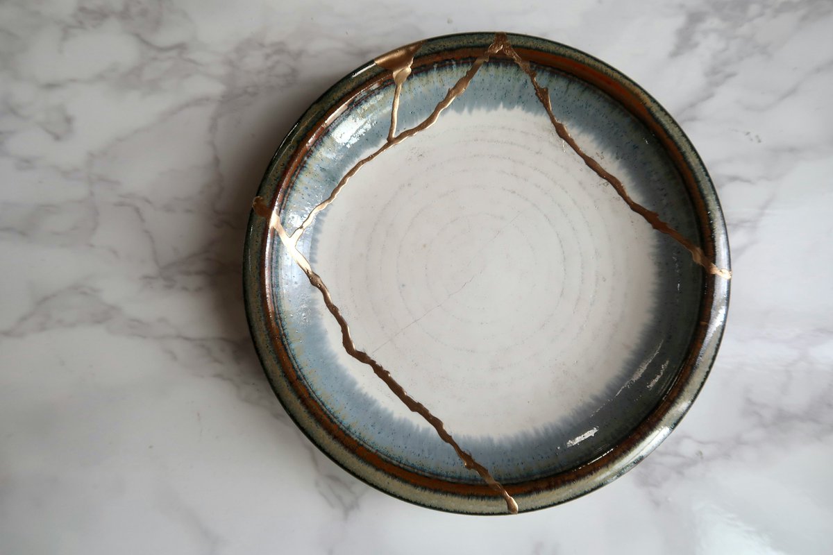 VJapanStudio's tweet photo. 🔎 Did you know? Kintsugi is the art of repairing ceramics with gold lacquer, highlighting cracks.
#JapaneseCulture #TravelJapan #DigitalGuide #JapanTrivia https://t.co/qQyGukGceq