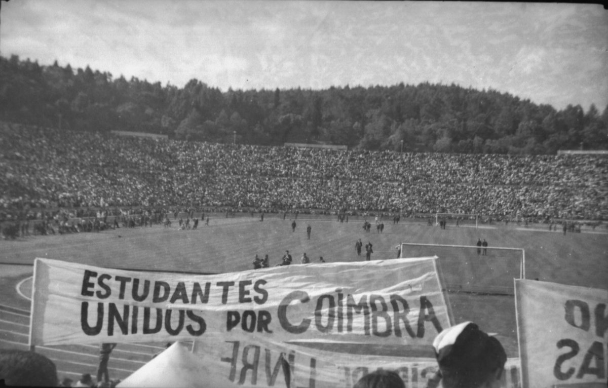 academicaoaf's tweet photo. Há 55 anos, a 22 de junho de 1969, jogava-se a Final da Taça de Portugal entre Académica e Benfica. 
Em plena crise académica, o Jamor foi palco de protesto contra a ditadura.
Perdeu-se a Taça, mas a sua atitude "acordou Portugal". Uma vitória histórica pela liberdade! https://t.co/1kXXC0gWeW