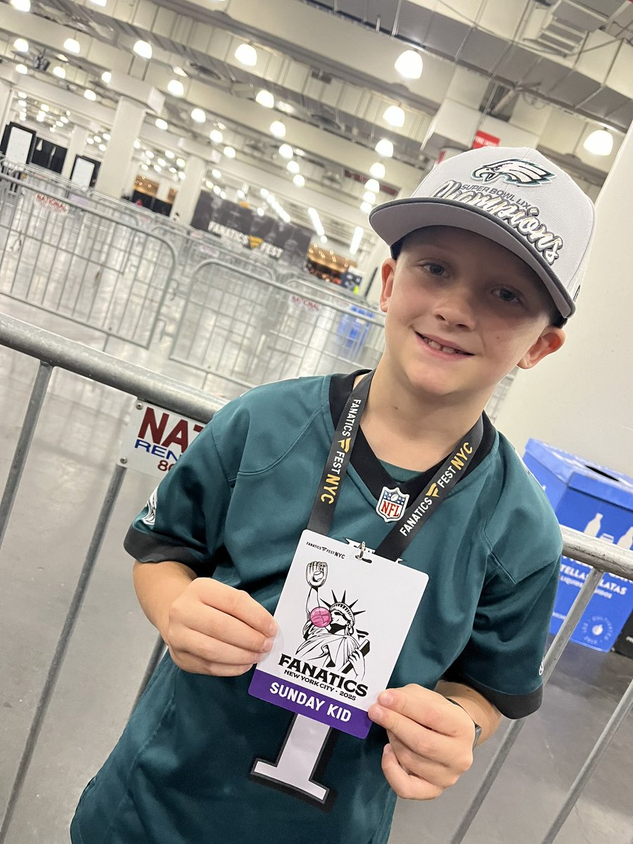 engineerofque's tweet image. #bestdressedfan @Fanatics #fanaticsfanfest @Eagles @JalenHurts @saquon @cdejean23