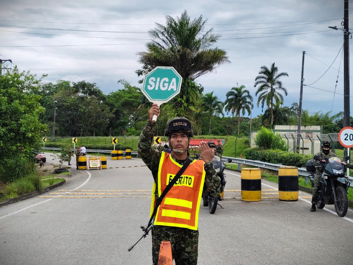 Soldados del Batallón de Infantería N.°58 continúan haciendo presencia en las vías del departamento del #Putumayo, brindando movilidad y seguridad, protegiendo la infraestructura crítica del Estado.

#ViajeSeguro 
#BrigadaNº27