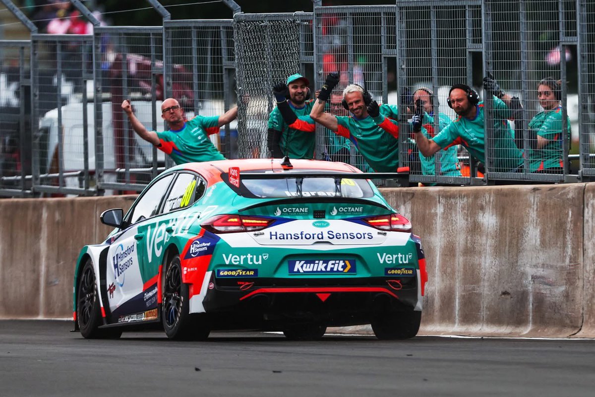 That Winning Feeling! 🏆 #OultonPark #EXCELR8Motorsport #TeamVERTU <a href="/VertuMotors/">Vertu</a>