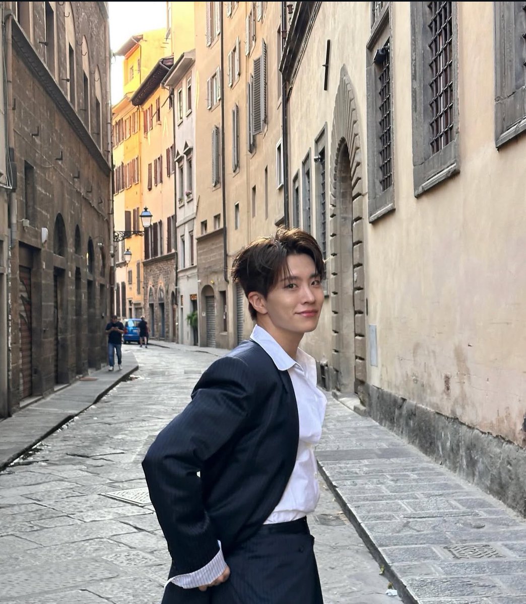Pop7base's tweet photo. LORENZO CHOI in Italy 🇮🇹 https://t.co/TVn9X4hWmX