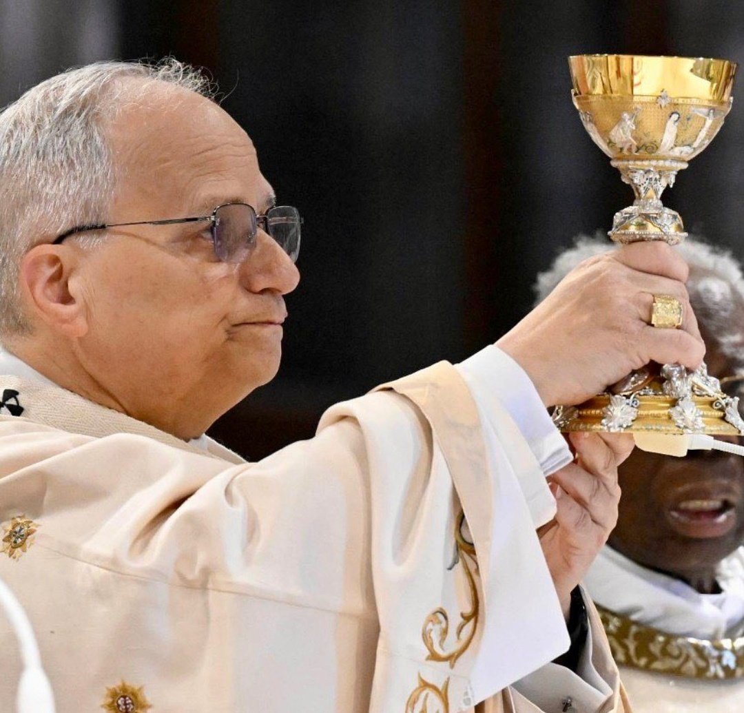 "Nell’Eucaristia, tra noi e Dio, avviene proprio questo: il Signore accoglie e santifica il pane e il vino che noi mettiamo sull’Altare e li trasforma nel Corpo e nel Sangue di Cristo, Sacrificio d’amore per la salvezza del mondo".

~ Papa Leone XIV 
22/06/2025