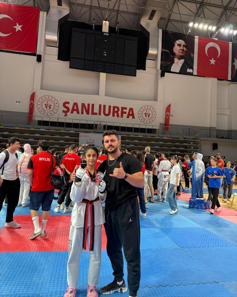 SEVGİLİ ÖĞRENCİMİZİ TEBRİK EDİYORUZ.🇹🇷

Gençlik ve Spor Bakanlığı ile Türkiye Taekwondo Federasyonu iş birliğinde #Şanlıurfa ilimizde düzenlenen Anadolu Yıldızlar Ligi Taekwondo Grup Müsabakalarında Atatürk Ortaokulu öğrencimiz Ronya Bedia IŞIK büyük bir başarı elde ederek 2️⃣.