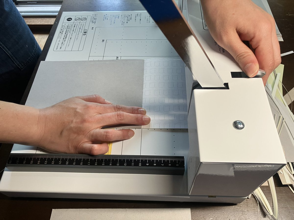 hibi_d_room's tweet image. 昨日のことだけど、
折って、縫って、切って。

20冊仕立てました。
今は重ししています。

6/28(土)の
#ひらかたブックバザール　@HirakataBook 
にもっていきますー

#製作中　#本　#ブックイベント　#準備中　#zine