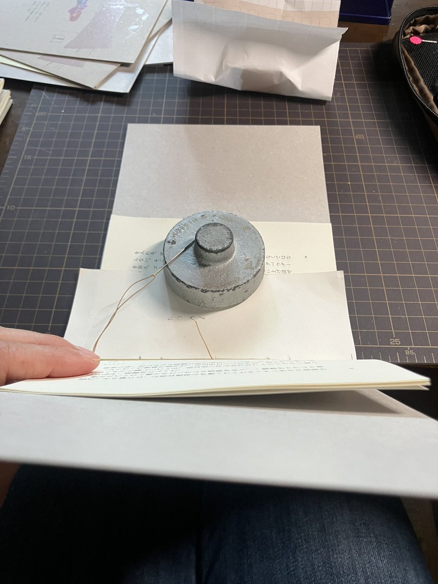 hibi_d_room's tweet image. 昨日のことだけど、
折って、縫って、切って。

20冊仕立てました。
今は重ししています。

6/28(土)の
#ひらかたブックバザール　@HirakataBook 
にもっていきますー

#製作中　#本　#ブックイベント　#準備中　#zine