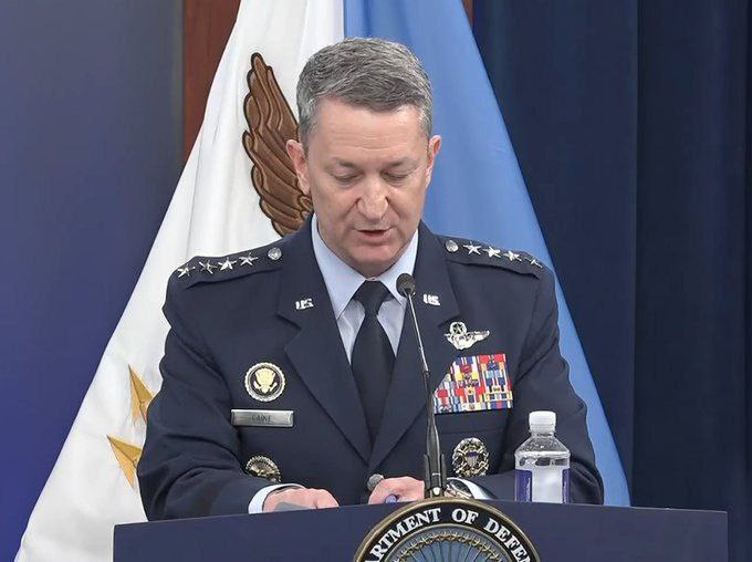 Defensa_Israel's tweet photo. En estos dos últimos días los medios de prensa repetían como loros la noticia de que bombardeos B-2 habían volado desde EEUU hacia la Isla de Guam, en el Pacifico, y yo me preguntaba cada vez que relación había entre Guam y los objetivos en Irán, cuando es bien sabido que la base que los norteamericanos utilizarían para atacar a Irán NO sería Guam sino Diego García.
🇺🇸🔥🇮🇷  |  #Israel #Iran
- Hoy la respuesta ha llegado del Jefe de la USAF, quien ha comentado ahora que esos vuelos hacia Guam fueron solo de distracción.
- La realidad es que los bombarderos que atacaron a Natanz, Isfahan y Fordow partieron en secreto desde Diego Gracía, en el Indico.
- También ha informado que se lanzaron 14 bombas GBU-57 MOP, siendo éste, el más grande ataque jamás efectuado por sus bombarderos B-2 Spirit.