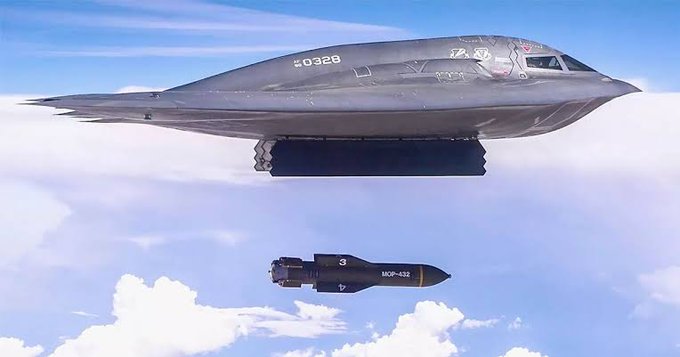 Defensa_Israel's tweet photo. En estos dos últimos días los medios de prensa repetían como loros la noticia de que bombardeos B-2 habían volado desde EEUU hacia la Isla de Guam, en el Pacifico, y yo me preguntaba cada vez que relación había entre Guam y los objetivos en Irán, cuando es bien sabido que la base que los norteamericanos utilizarían para atacar a Irán NO sería Guam sino Diego García.
🇺🇸🔥🇮🇷  |  #Israel #Iran
- Hoy la respuesta ha llegado del Jefe de la USAF, quien ha comentado ahora que esos vuelos hacia Guam fueron solo de distracción.
- La realidad es que los bombarderos que atacaron a Natanz, Isfahan y Fordow partieron en secreto desde Diego Gracía, en el Indico.
- También ha informado que se lanzaron 14 bombas GBU-57 MOP, siendo éste, el más grande ataque jamás efectuado por sus bombarderos B-2 Spirit.