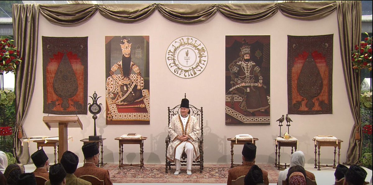 İsmaili şiiler diyor ki, İran'a şahlık geri gelecekse o padişah niye bir Pehlevi olsun ki! Biz İran'da daha köklü ve eskiyiz. Esas mirasçı biziz!

Adamlar hiç haksız sayılmaz  :)