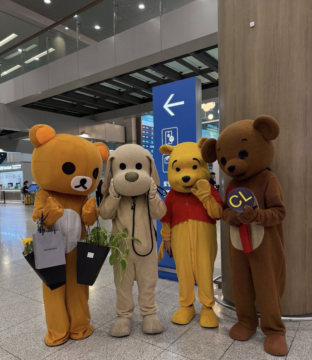 TrendTeamCL's tweet photo. GZBz welcomed CL in Seoul in the most unique way you can imagine! 🥰

You’re so loved @chaelinCL 🍒 https://t.co/lrlK8cv93i