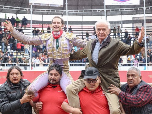 Ayer en San Juan del Río, Querétaro, el triunfador absoluto de la tarde fue <a href="/mata_asaldivar/">Arturo Saldivar Romo</a> quien cortó 2 orejas y obtuvo 2 orejas y rabo simbólicos, tras ser indultado el toro 🐂 “Tulatrais” No 33 con 490 kgs de La Antigua y salió a hombros junto con el ganadero <a href="/JorgedeHaro/">Jorge de Haro Gonzal</a>.