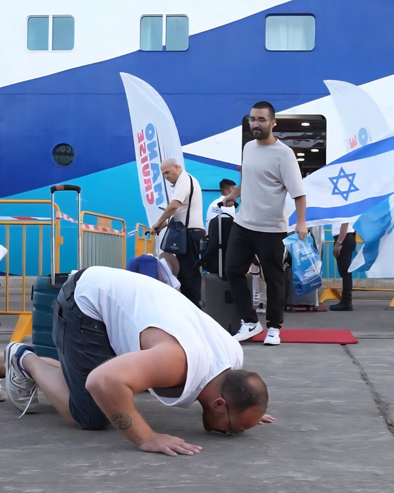 أحد اليهود من أصول قبرصية، لحظة وصوله إلى أرض قبرص، يُقبّل التراب في مشهد مؤثر يلخص حجم المعاناة والانهيار الذي يعيشه الداخل الإسرائيلي