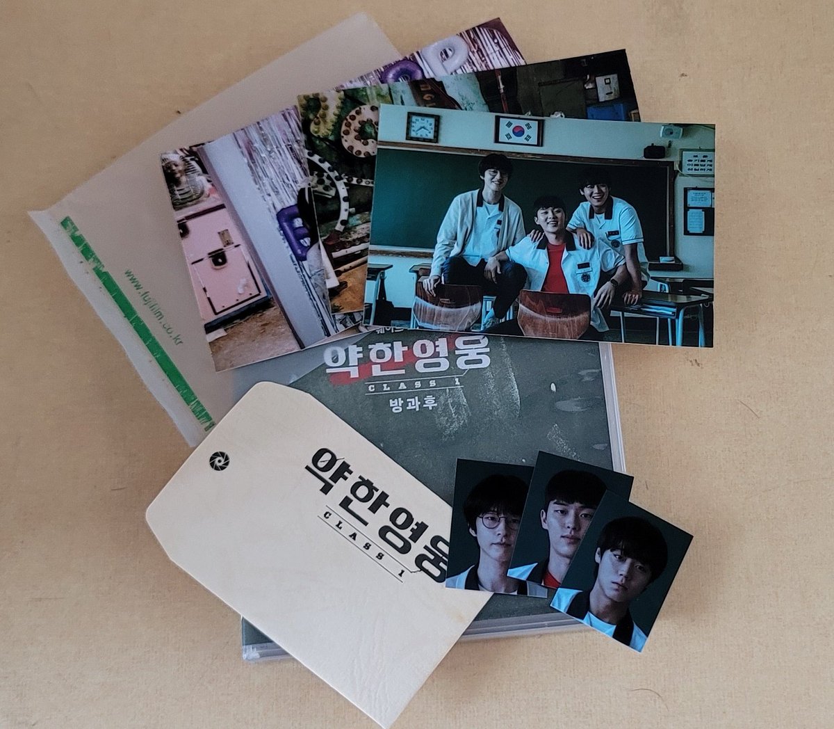 won__chun's tweet photo. 요즘 다시금 약영이 뜨기시작하니 올려보는
약한영웅 class 1 OST랑 대본집😆
저기엔 없지만 삼인방과 연시은(박지훈)의 렌티큘러 사진도 있는데 그거마저 이쁘디♥︎.♥︎

#약한영웅
#연시은 #박지훈
#안수호 #최현욱 https://t.co/gmTkfQc93e