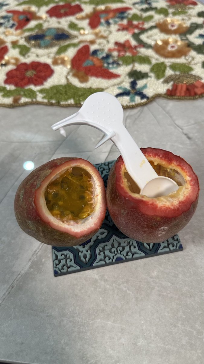 "Passion fruit” гэж сонин жимс анх удаа идэж үзлээ. Чихэрлэг чацаргана шиг л юм байна.