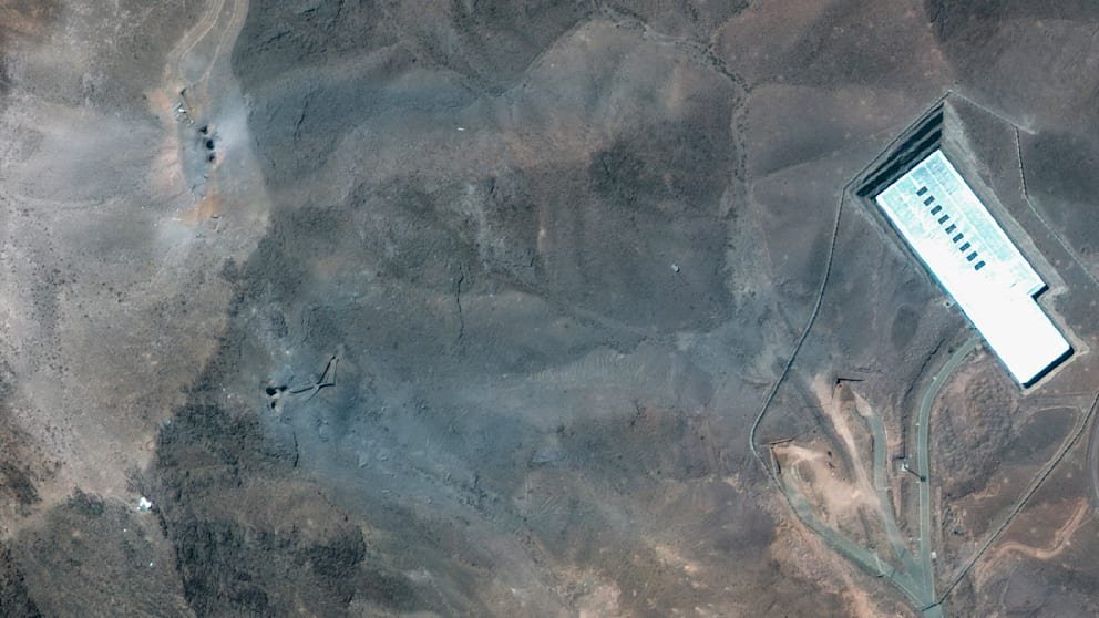 S_Brightblade's tweet photo. Bild ya publicó las fotos satelitales del impacto de las bombas mop en Fordow. Miren la precisión, entraron limpitas por los ductos de ventilación de la instalación subterránea. Pobres los que estaban abajo. https://t.co/I3zxakh5ob