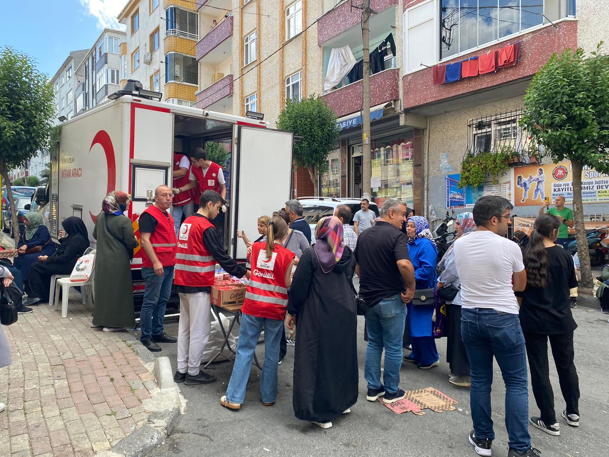 İlçemizde bulunan Öz-De-Bir Ortaokulunda YKS Sınavına giren öğrenci ve velilerimizin yanlarında olup çay, su ve atıştırmalık ikram ettik.
•
Sınava giren bütün öğrencilere başarılar diliyor, hedeflerine giden yolda pes etmeden devam etmelerini temenni ediyoruz.#iyiliksensizolmaz