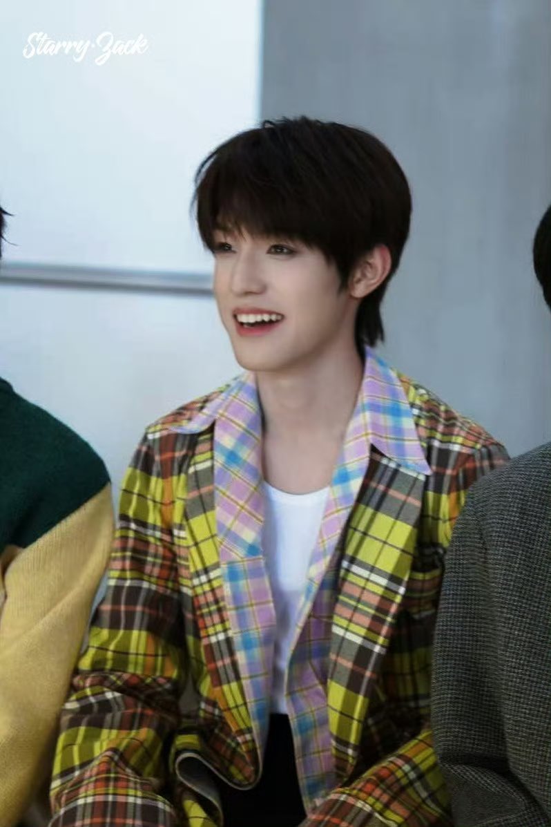 SUPER2BAO's tweet photo. Your smile is sunshine to me. 😄☀️

ZhangZeyu AT PRADA SS26
#ZhangZeyuxPradaSS26
#ZhangZeyu 
@Prada https://t.co/uvK5uZGlmF
