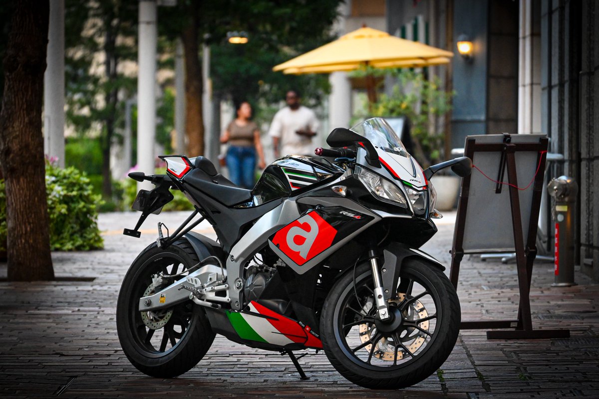 nidaboooo's tweet photo. 友達の新しく納車したApriliaと
イタリア街でパシャリ🇮🇹
#汐留イタリア街 https://t.co/pbrF63mql4
