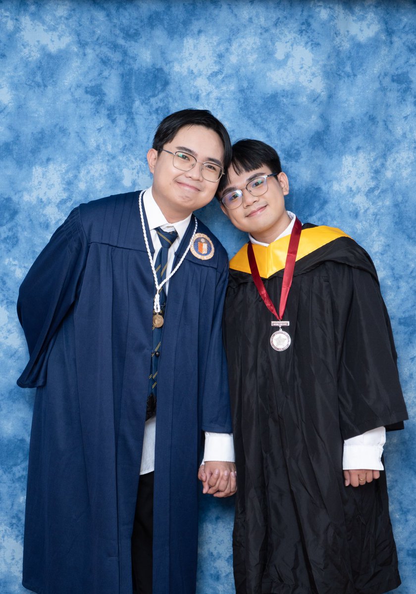 Tanananantanan's tweet photo. Summa Cum Laude 🤝 Magna Cum Laude https://t.co/0UwhhV9268