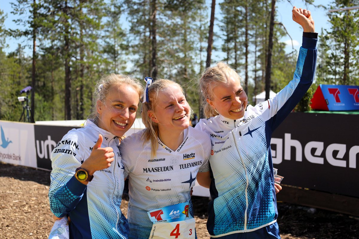 Suunnistuksen maailmancupin avauskierros Ruotsissa Idressä päättyi viesteihin ja Suomen naisten kolmannen sijan juhlaan.

Miesten joukkue taisteli viidennelle sijalle jännittävässä, mutta Ruotsin dominoimassa viestissä.

suunnistusliitto.fi/2025/06/suomen…

Kuva: Mikko Ojanaho