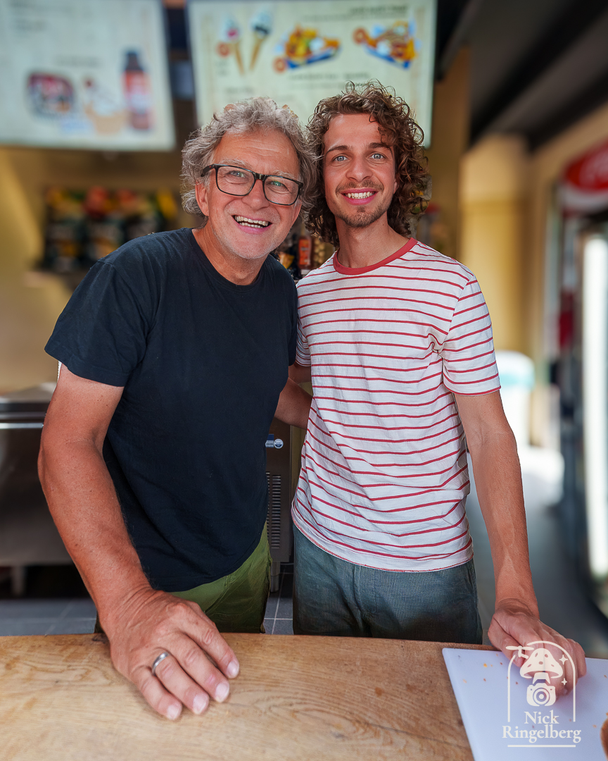 RingelbergNick's tweet photo. Vandaag was Chef Erik in Toverland. Hij was de enige hard werkende creator, want hij moest ijsjes verkopen en verdiende zichzelf weer terug 😂🥰
Super leuk YouTube kanaal hebben ze trouwens!
#toverland #cheferic #themeparks #pretparken #heetijsje @toverland https://t.co/gy0A0o2Ooy