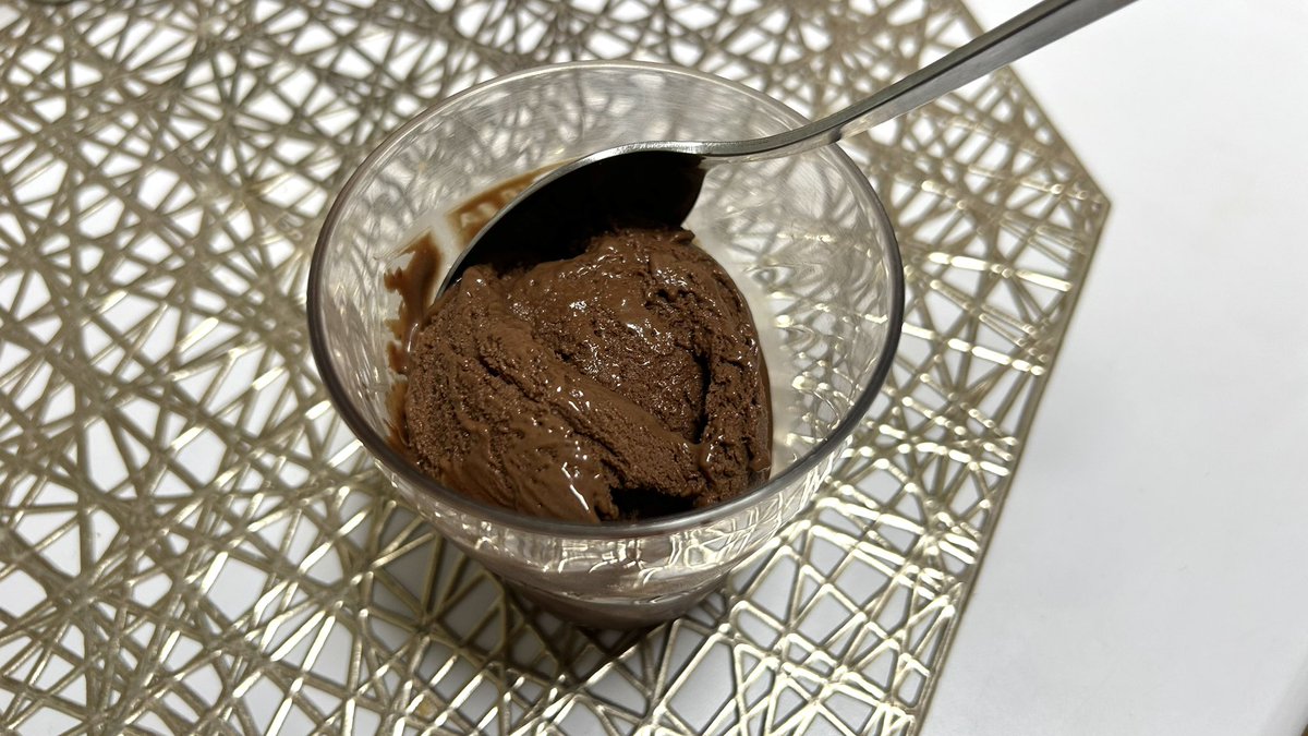 #日曜天国 を聴いていたら「ジェラートを自分で作るようになった」というメールが。

そっか、アイスクリームっておうちで作れるんだよね…という好奇心と
何かしようと思って買ったチョコあったな…という消費欲で身体が動いて
無事ベルギーチョコアイスができました🤤

もったり甘々！ほぼ生チョコ🤭