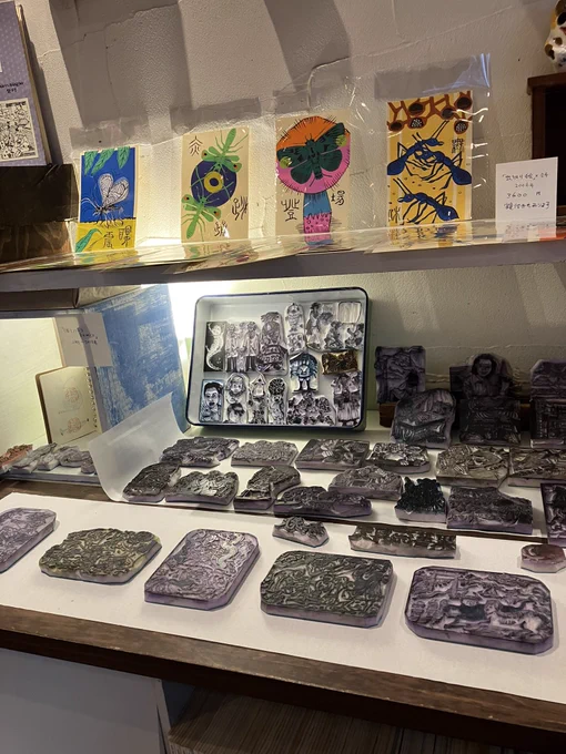 おもて珈琲「白川ラボ勝手にクロニクル展」二週目終了いたしました。作品も善き方の元にお迎えされありがた山でございます。 23(月)と24(火)は定休日。25(水)〜29(日)まで開催ですので宜しくお願いいたします。
