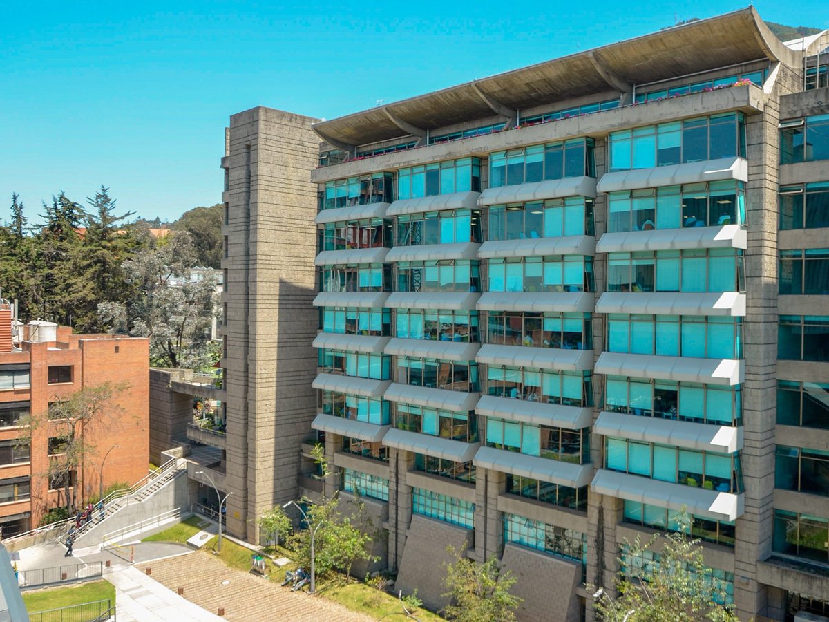 UniJaveriana's tweet photo. #PostalesJaverianas | Te compartimos algunas postales del edificio Fernando Barón, SJ, inaugurado en 1996, que será uno de los escenarios que recibirá la Asamblea #IAJU2025, reuniendo a rectores de universidades jesuitas de todo el mundo.
_____
#PostalesJaverianas| We share a few glimpses of the Fernando Barón, SJ building, inaugurated in 1996, which will be one of the key venues for the #IAJU2025 Assembly, bringing together Jesuit university presidents from around the world.